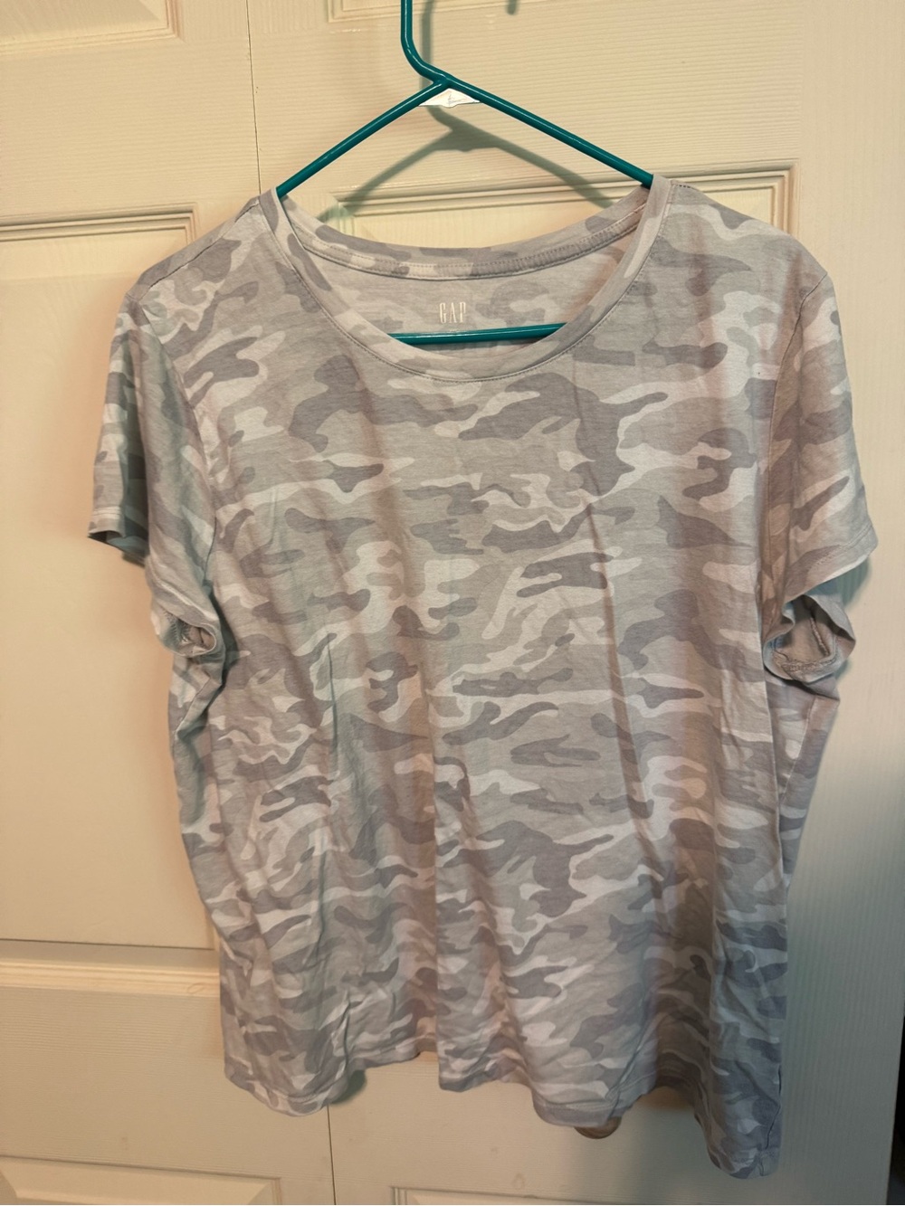 GAP Women’s Light Gray & White Camo Short Sleeve Tee
